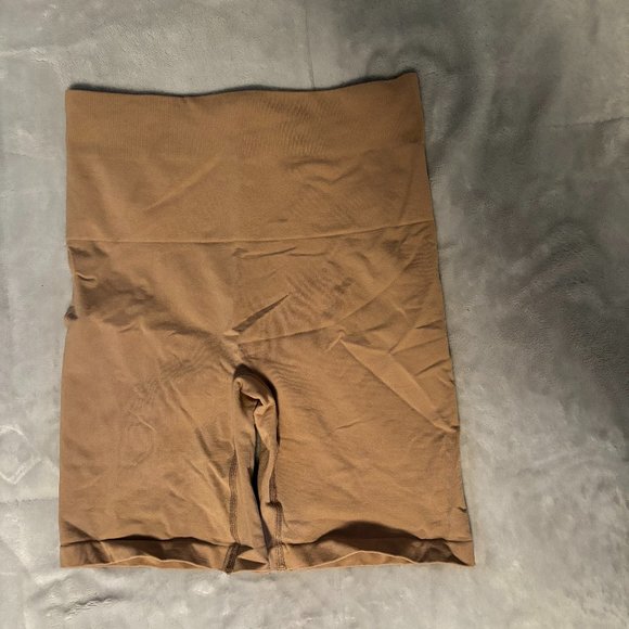 NWT Fabletics Yitty Shaping High Waisted Shorts - Picture 1 of 3